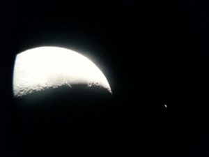 Congiunzione Luna-Saturno.  Scatto dall'oculare con cellulare.
