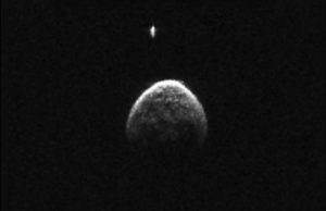 La natura binaria dell'asteroide, scoperta dalla parabola radio del Deep Space Network di Goldstone.