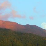 Luna che si leva dal cono del Vesuvio