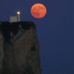 Luna piena con faro di Miseno